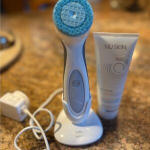 Nu Skin Facial Cleansing Brush - White & Blue